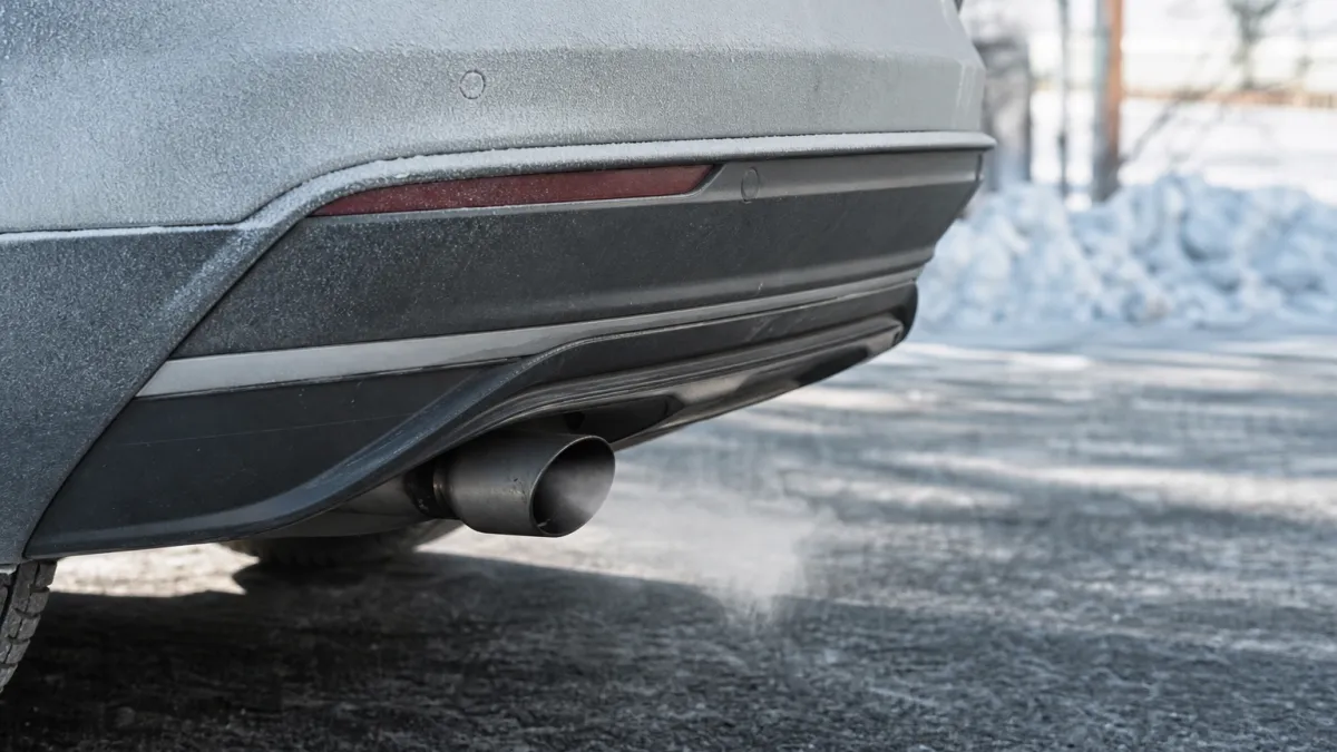 Voiture qui fume blanc : causes, risques et solutions